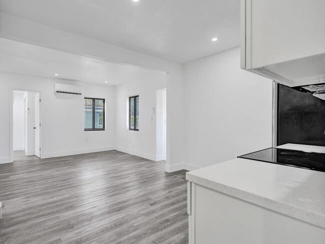 Building Photo - 940 SW 28th St