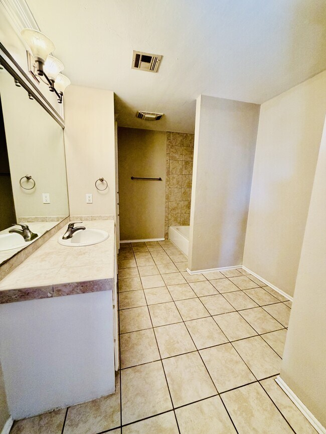 Building Photo - 408 Sterling Pointe Way