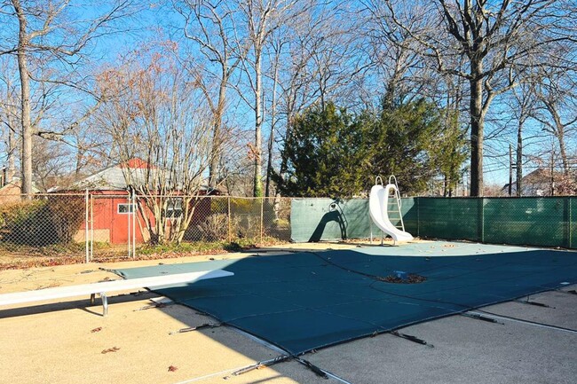 Building Photo - 3900 Laurel Rd