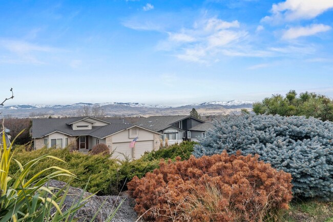 Building Photo - Mid-Century Modern home with stunning view...