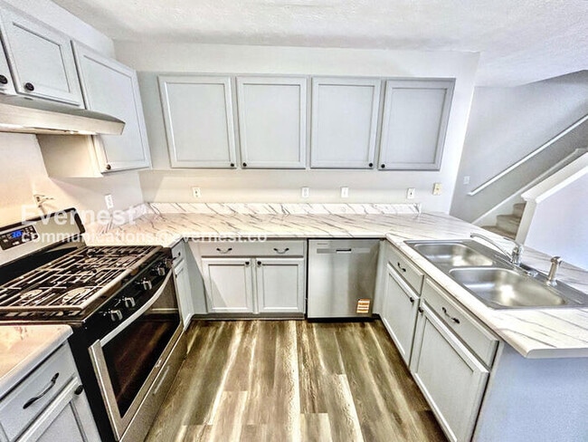 Building Photo - 3-Bedroom Home with Garage / Pet-Friendly ...