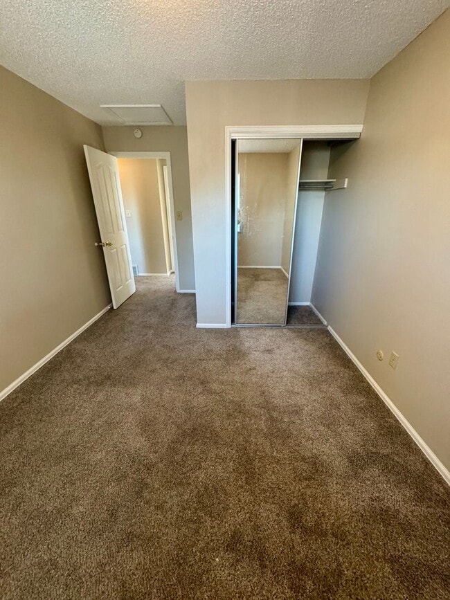 Building Photo - 4 Bedroom Home in Villa Loma-Available NOW