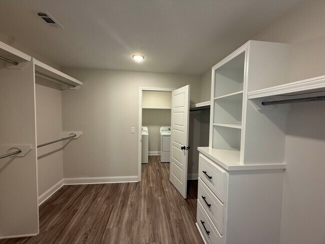 Building Photo - 132 Madisonville Dr