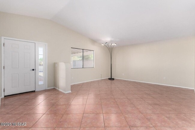 Building Photo - 548 S Country Club Rd
