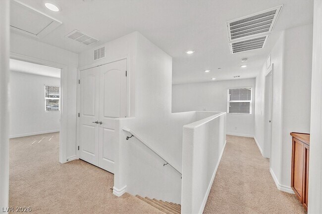 Building Photo - 352 Rosefinch St