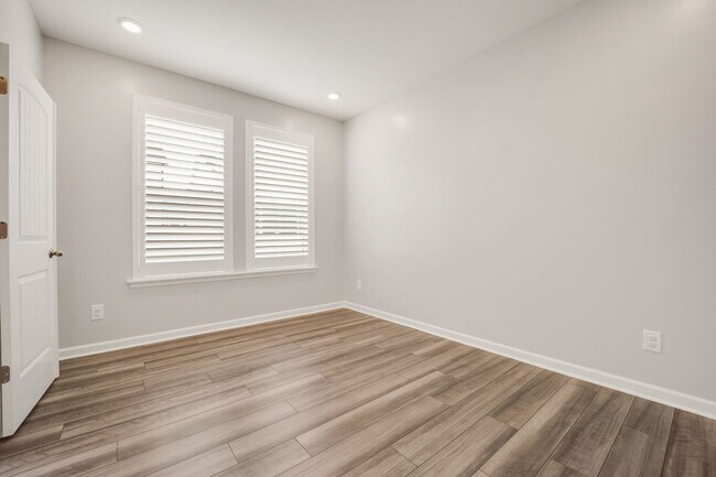 Building Photo - Spacious 5-Bedroom Home with Modern Upgrad...