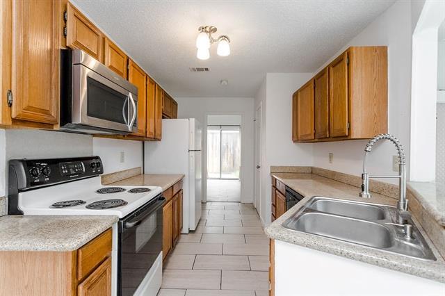 Building Photo - 4124 Hollow Oak Dr