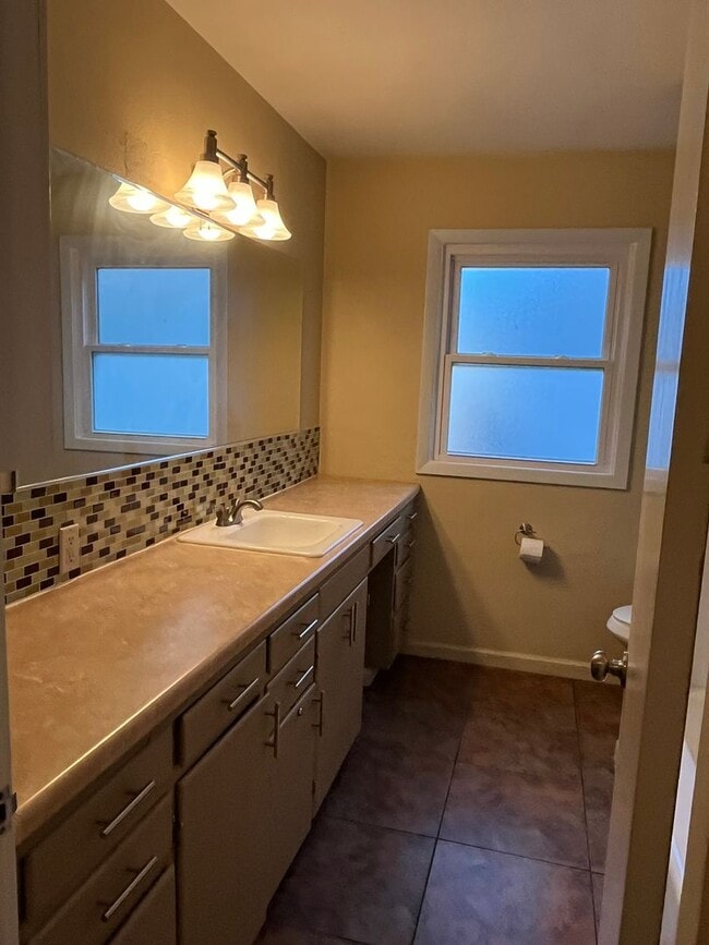 Building Photo - Urban Craftsman Gem!