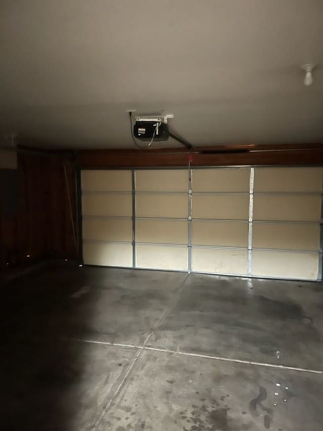 Building Photo - SPACIOUS 3 BEDROOM/ 2 BATH HOME WITH RV/BO...