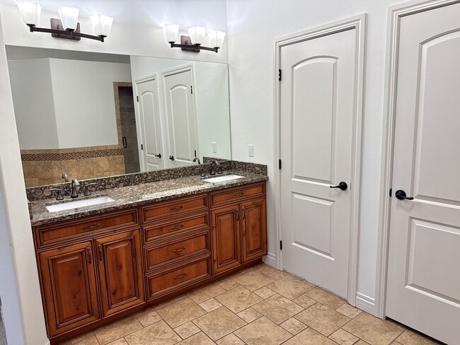 Building Photo - 14328 S Log Home Ln