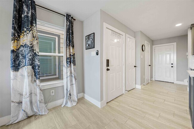 Building Photo - 9941 Lanewell St