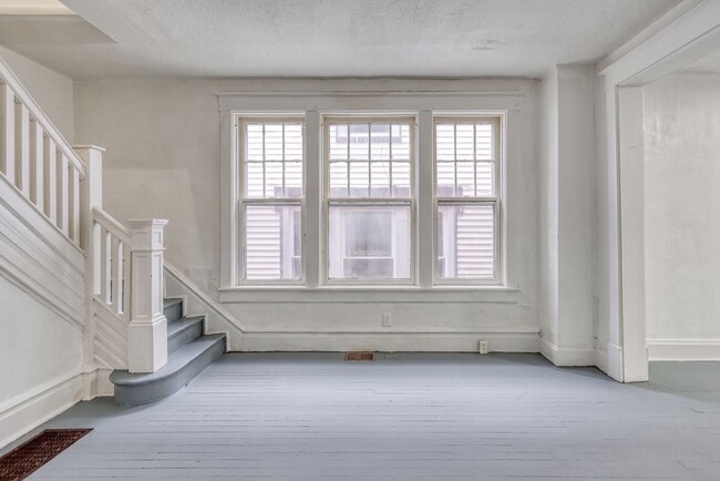 Building Photo - Spacious 3 Bedroom, 1.5 Bathroom with large Porch and Backyard