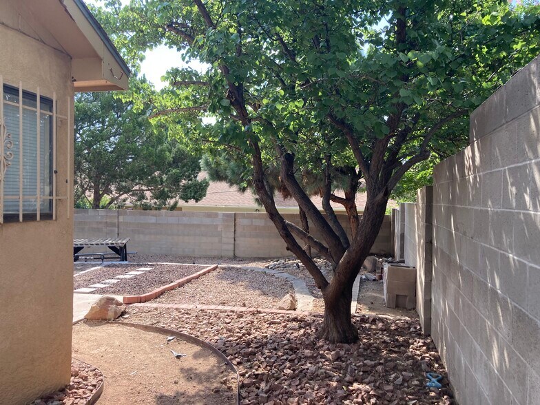 Building Photo - 5501 Vista Sandia NE