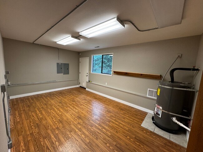 Building Photo - Silverdale Split-Level Home with Bonus Are...