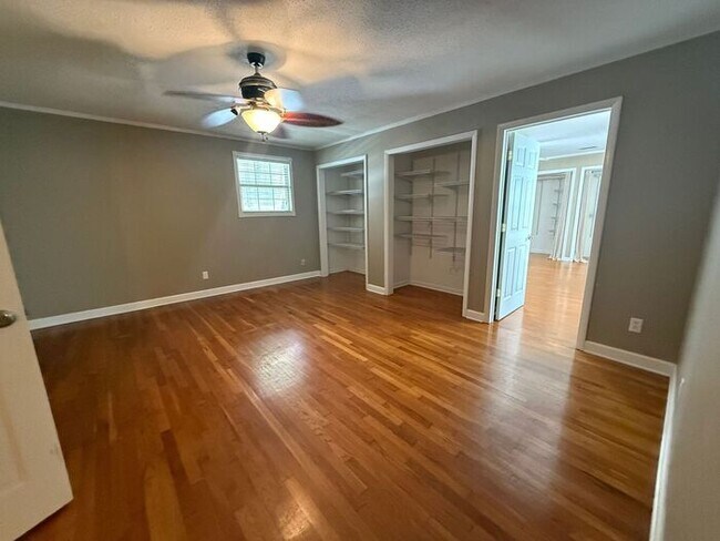 Building Photo - Gulf Breeze - Proper - 5 bedroom, 3.5 bathroom with pool and lawn care included