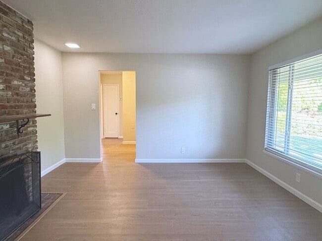 Building Photo - Cute 3 Bedroom Home Close to Shopping