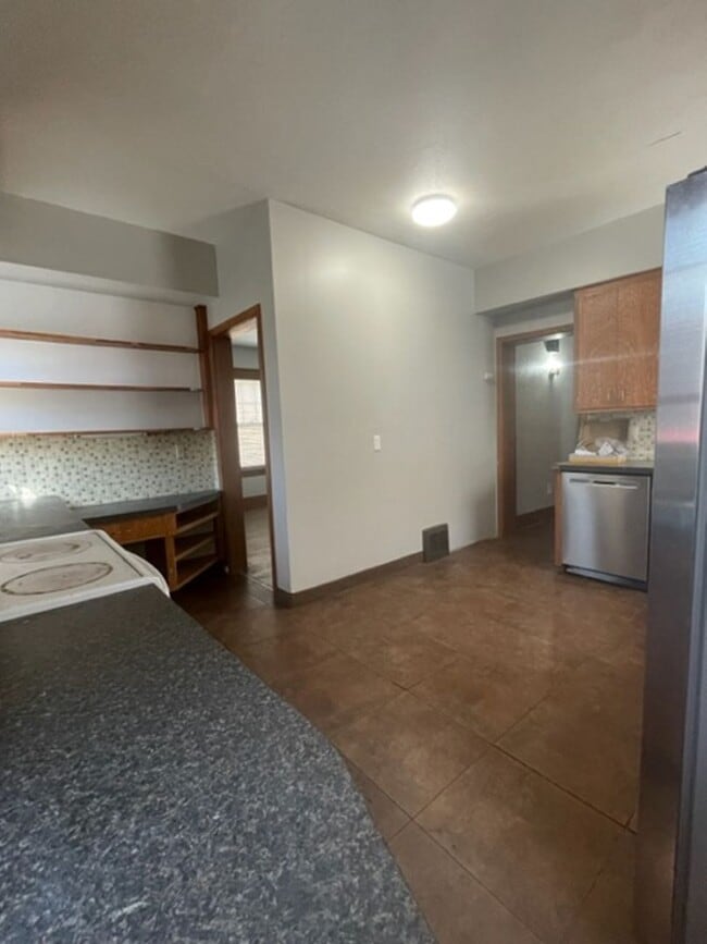 Building Photo - 5 Bedroom Rental House- Field Club Neighbo...