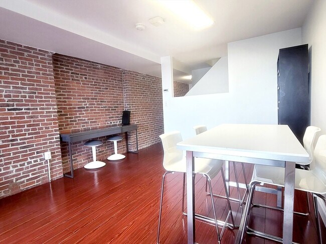 Building Photo - 42 8th St