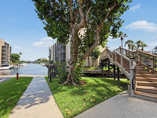 Building Photo - 9 Royal Palm Way