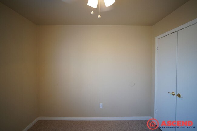 Building Photo - 5305 Pine Grove Ct