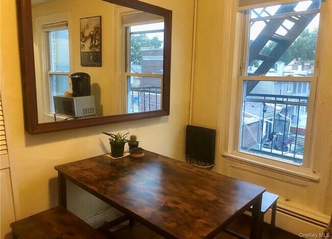 Building Photo - 118 Main St