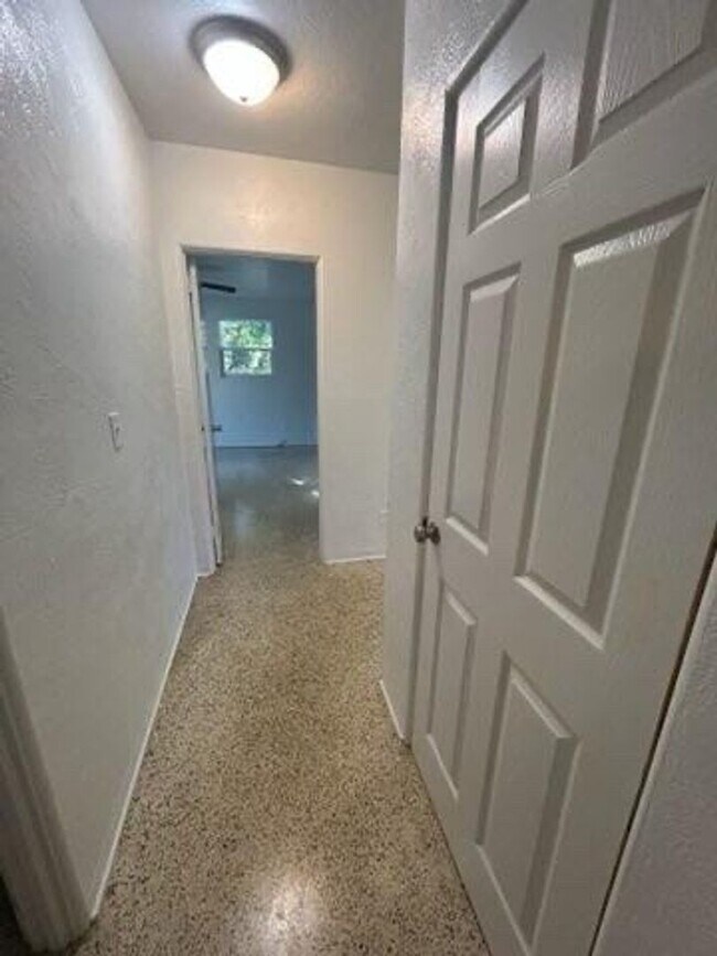 Building Photo - 3 Bed 2 Bathroom Home