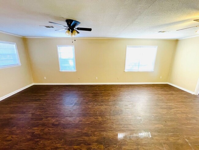 Building Photo - ** 3 Bed 2 Bath located off Wares Ferry ro...