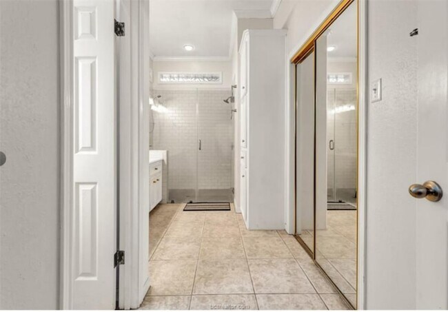 Building Photo - 4601 Valleybrook Cir