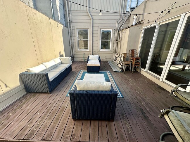 Building Photo - 2112 Lombard St