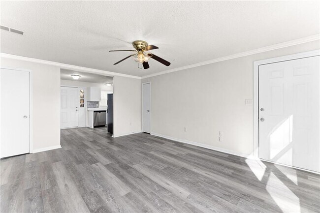 Building Photo - 121 Mark Twain Cir