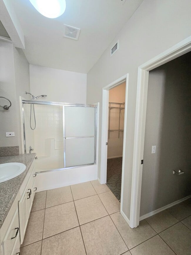 Building Photo - Large and spacious 3 bedroom townhouse with garage!
