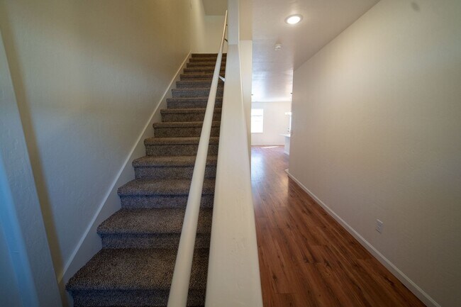 Building Photo - 3 Bedroom 2 1/2 Bath Townhome with Garage