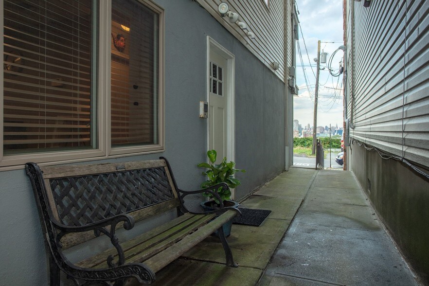 Main entrance - 309 Manhattan Ave