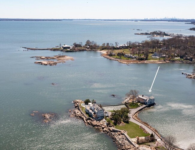 Building Photo - 6 Pine Island Rd