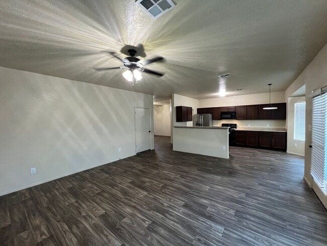 Building Photo - 4 BEDROOM HOME!