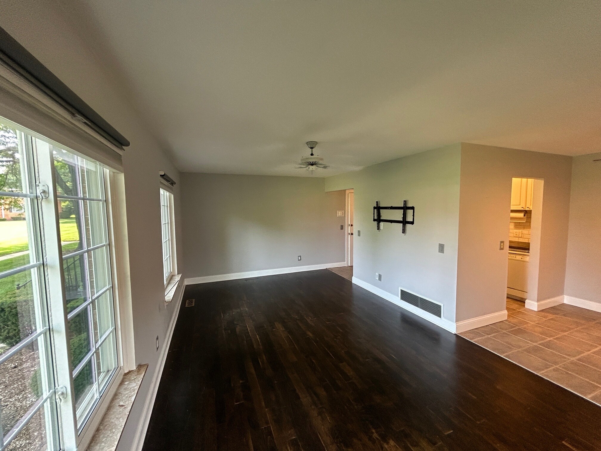 Building Photo - 683 E Fox Hills Dr