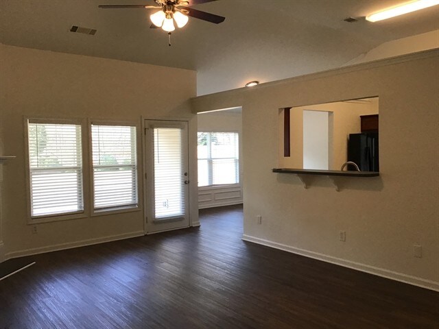 Building Photo - 2512 Walnut Tree Ln