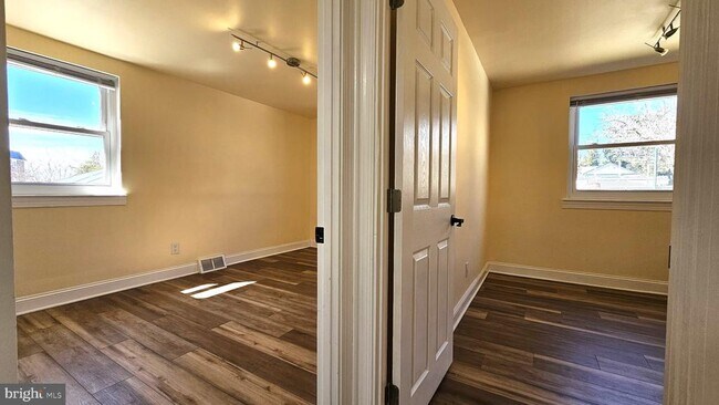 Building Photo - 2806 Ryerson Pl