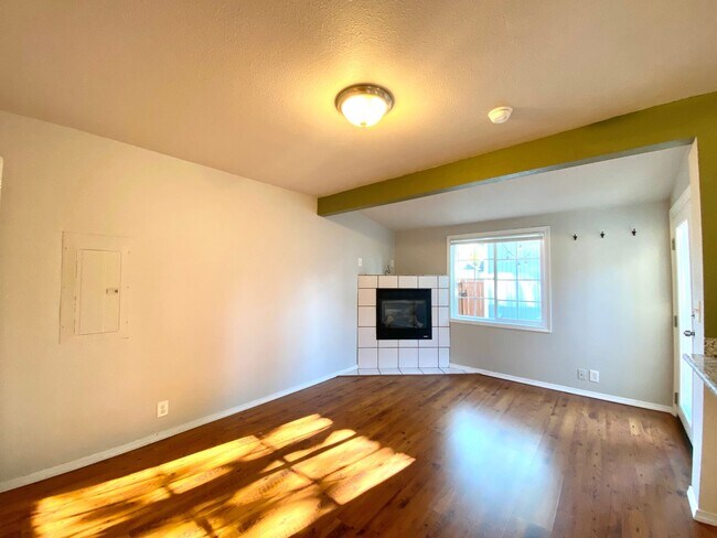 Building Photo - 3 Bedroom 2 Bath - City Compound - A Must ...
