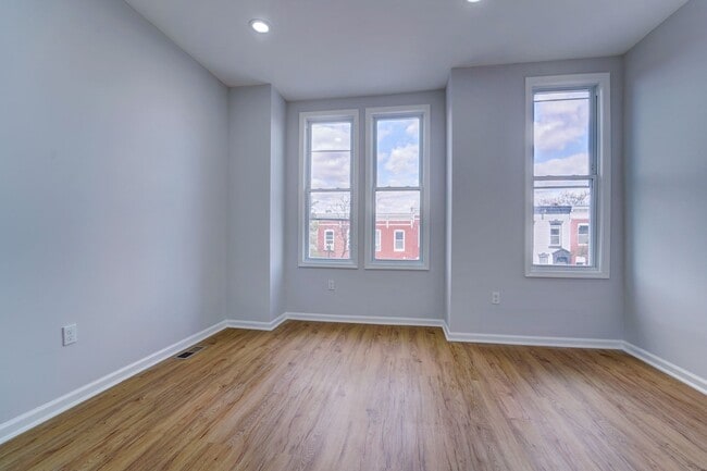 Building Photo - Beautifully Updated Townhome in Prime Loca...