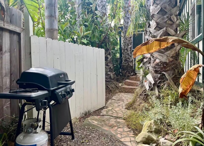 grill - side yard - 2484 Lillie Ave
