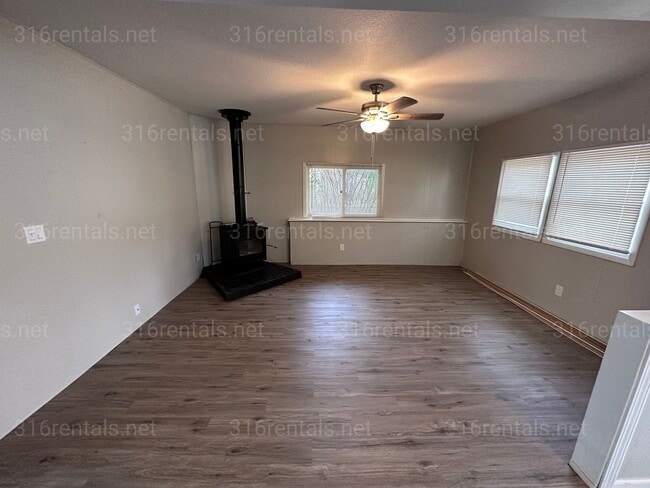 Building Photo - $1,195 - 3 bedroom / 1 bathroom - Single Family Home