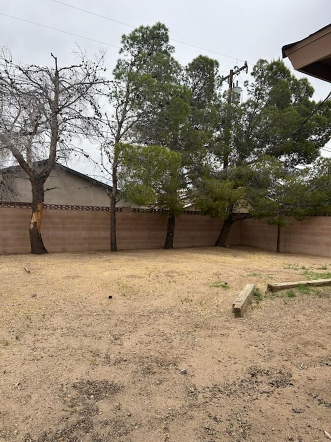 Building Photo - Please call Vaughn Realty, 760-446-6561 to set up an appointment.