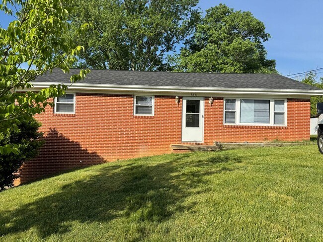 Building Photo - 3 Bedroom 1.5 Bathroom Home Located in Greeneville, TN