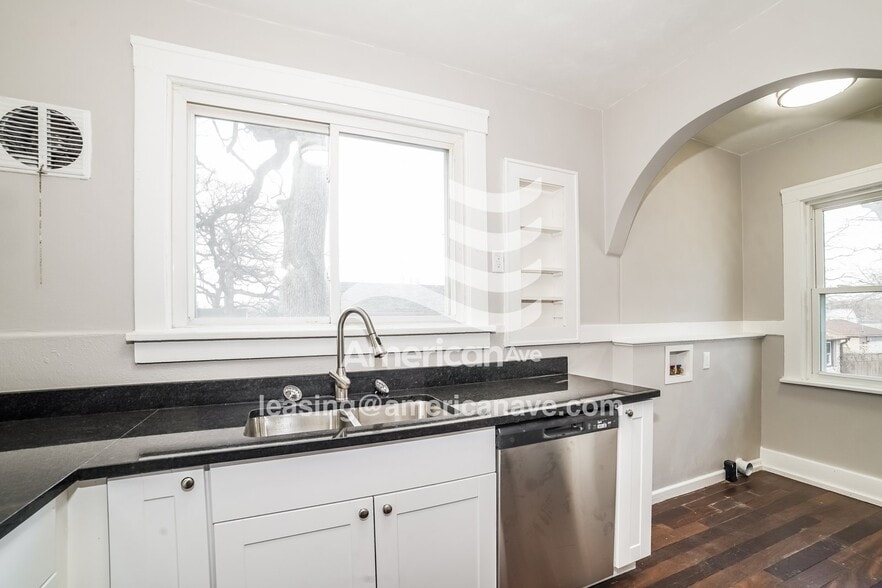 Building Photo - 1214 E Corrington Ave