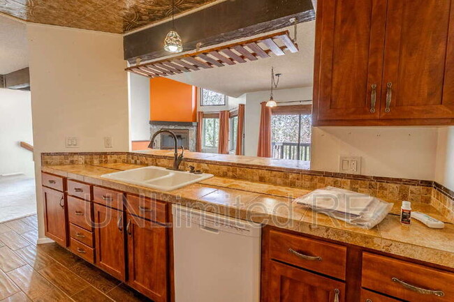 Building Photo - 5000 E Palomino Ln