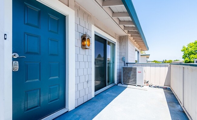 Building Photo - Soquel Knolls – Gorgeous Fully Remodeled 3BD / 1.5BA Second-Floor Condo