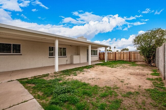 Building Photo - Beautifully updated Ranch Style Home