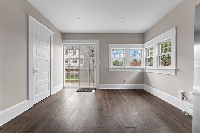 Building Photo - Stunning Craftsmen Beauty 3/1.5  bath 2000 sf! -ALBERTA/CONCORDIA