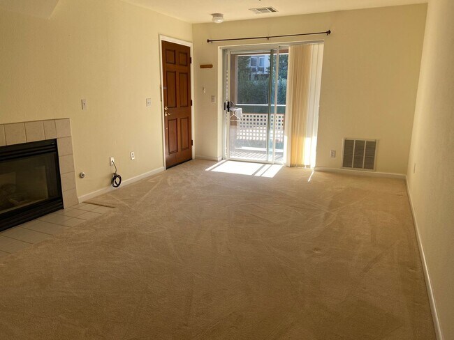 Building Photo - Spacious 3 bed/3 bath condo in San Ramon